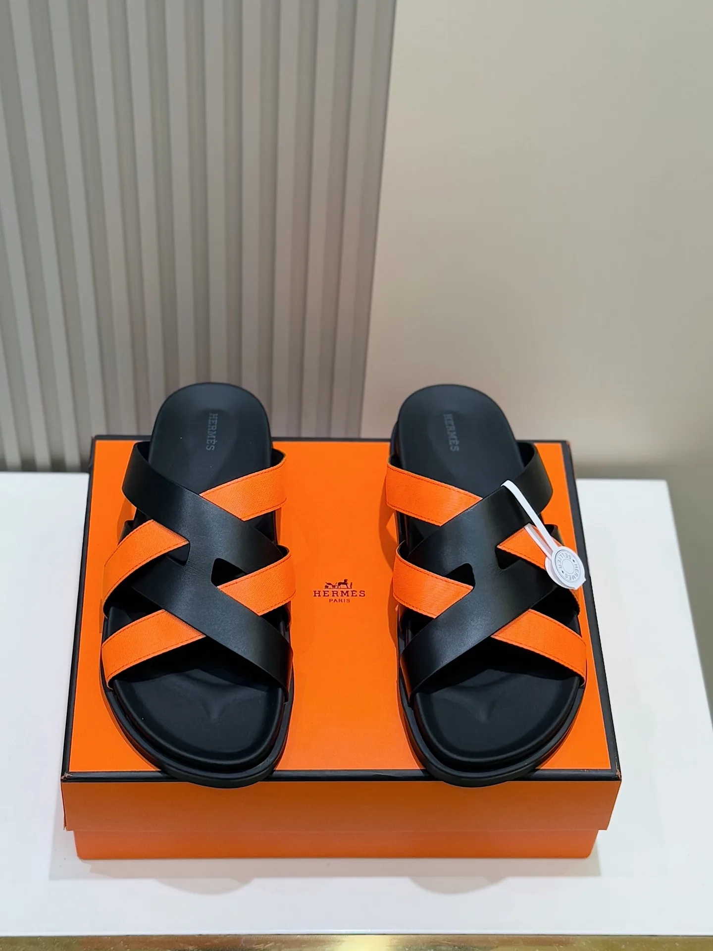 p300💰Men's Shoes Hermes Men's Kazimir Slippers - Top quality woven calfskin functional sandals with an intertwined upper inspired by the "H" iconic pattern to create a casual look, perfect for summer. Imported cowhide + cowhide lining + rubber outsole Size: 39-44 (customized at 38.45.46)